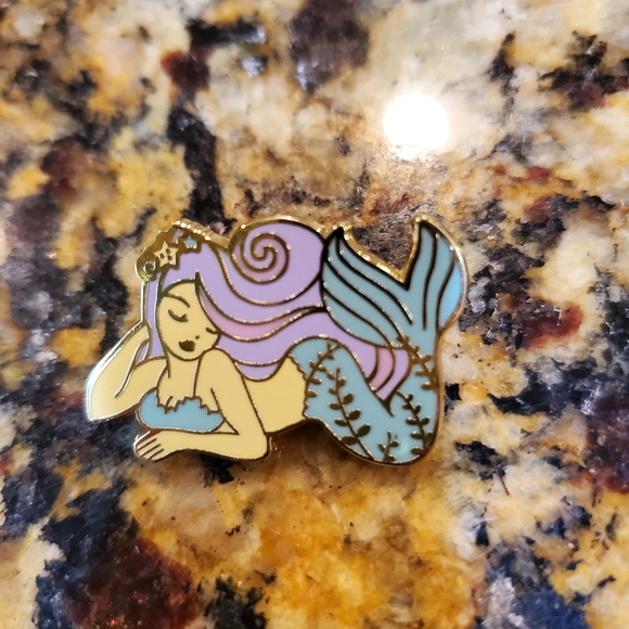 🧜🏼‍♀️mermaid enamel pin - Picture 6 of 6
